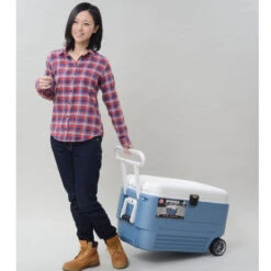 Igloo MaxCold 60 Roller Cool Box Wheeled Ice Chest -Outdoor Products Series maxcold 60 quart tow handle 52756.1425296397